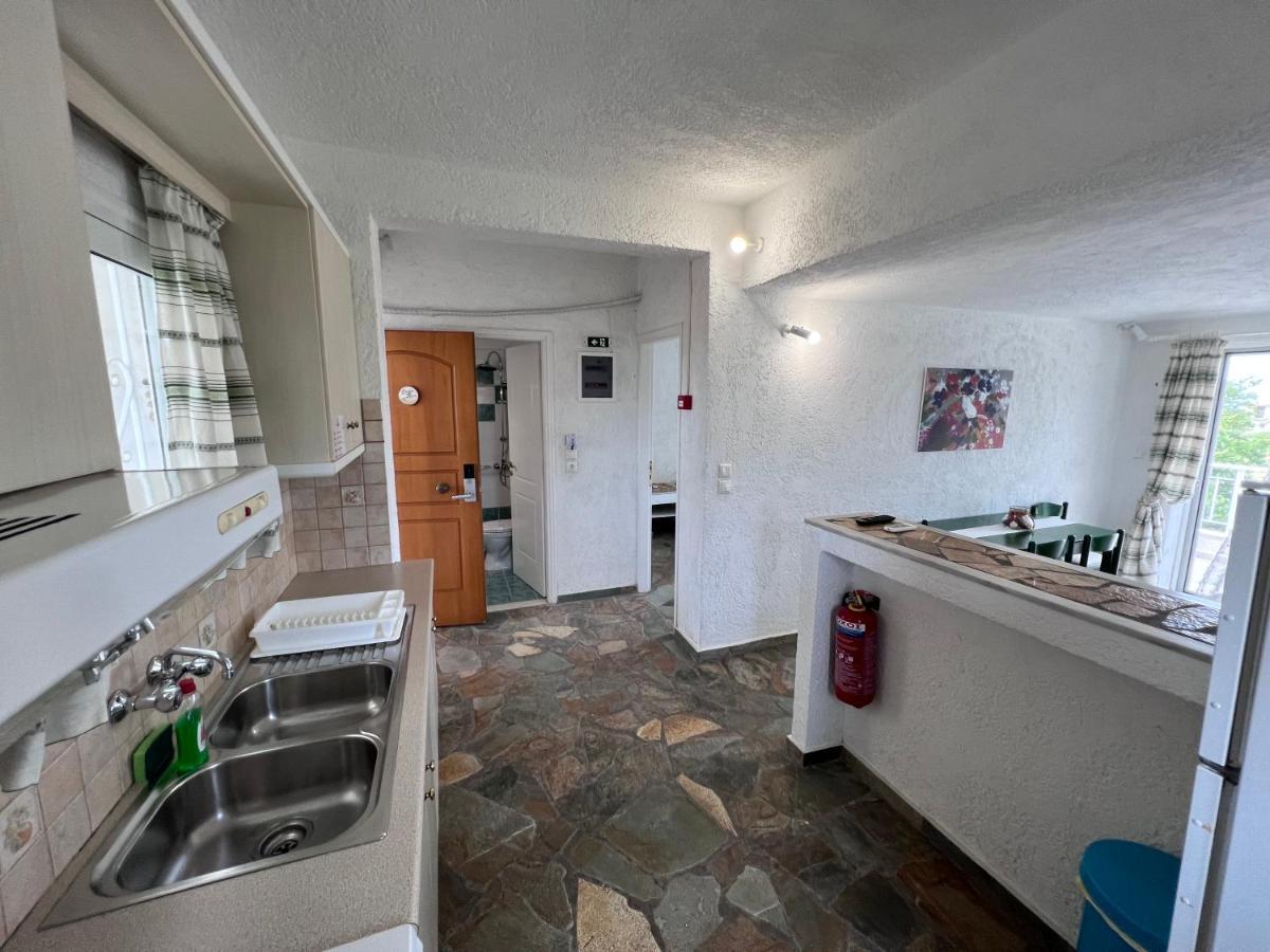 Phoenix Beachside Apartament Neratza
